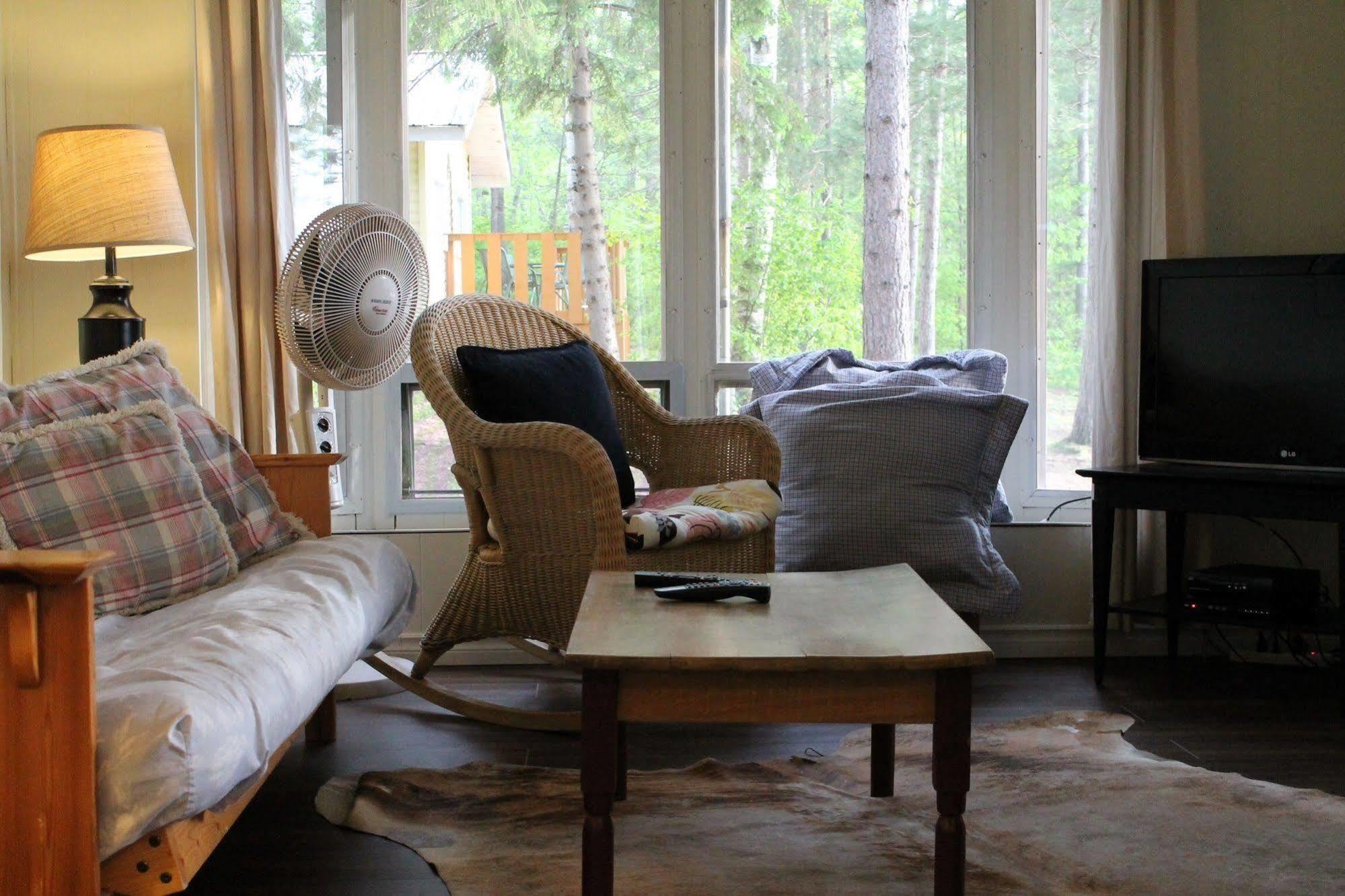 Algonquin'S Edge Resort Madawaska Екстериор снимка