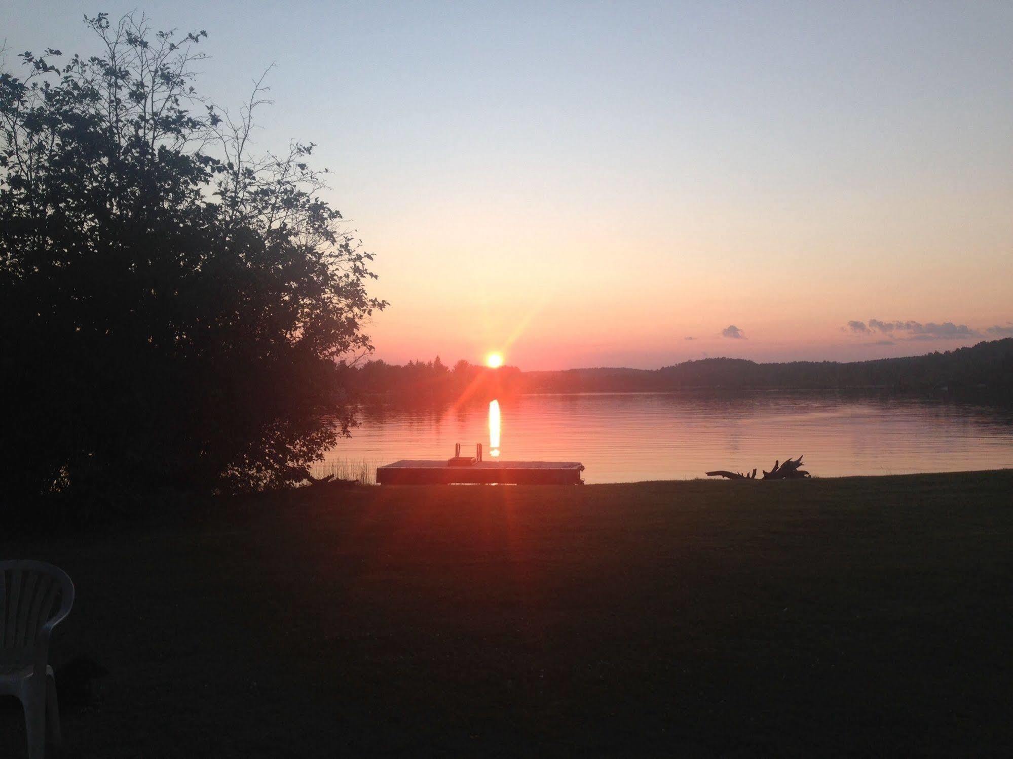 Algonquin'S Edge Resort Madawaska Екстериор снимка