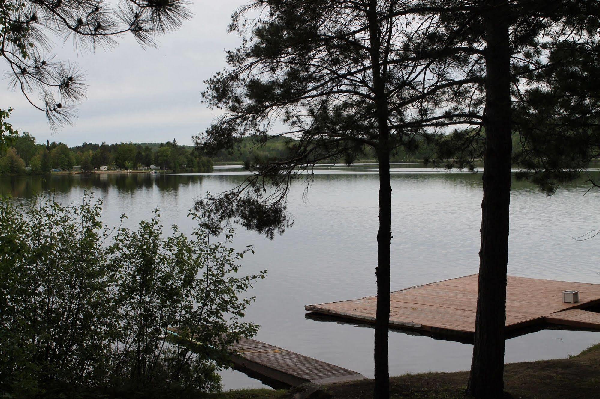 Algonquin'S Edge Resort Madawaska Екстериор снимка